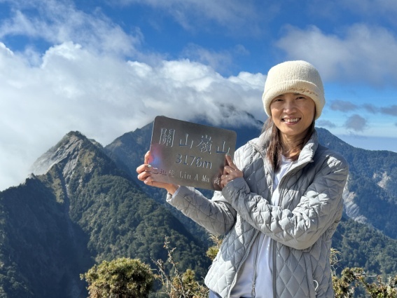 想想不要po我個人的登頂照，美女阿娟的相片有美化版面效果